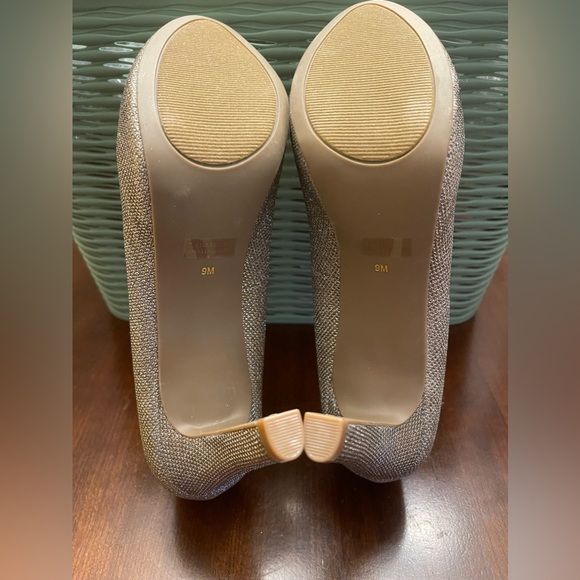 NWOT G by Guess Round Toe Gold Glitter Platform Pump Heel Shoes - Picture 8 of 8